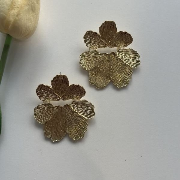 Lazer Kesimli Sallatılı Gold Çiçek Küpe